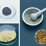 Железный порошок (сверху), серный порошок (внизу) и их смесь (справа)