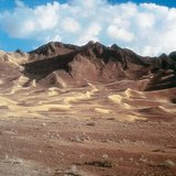 В пустыне песчаный холм с гребнем называют барханом