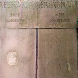 Металлическая полоса, обозначающая нулевой меридиан (начало отсчёта долготы 0° по Гринвичу)