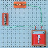 В замкнутой электрической цепи заряженные электроны движутся от отрицательного полюса батареи к положительному